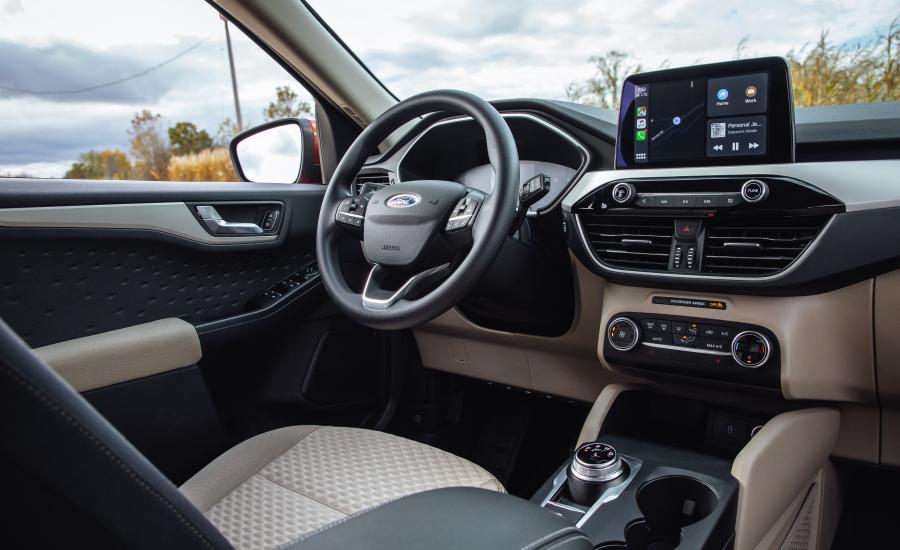 Интерьер Ford Escape SE 2019 года  (NA) (фото 32 из 40)
